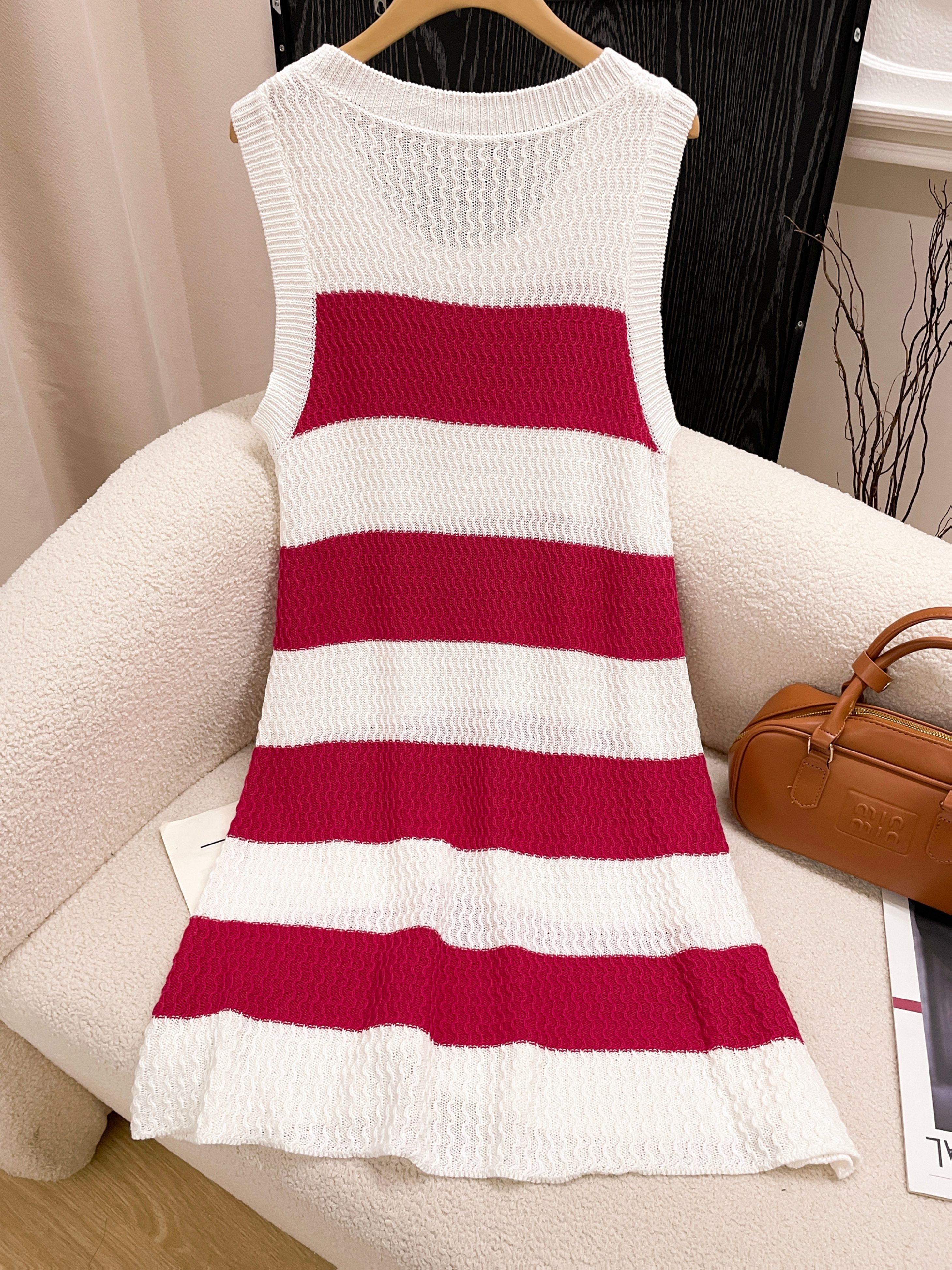 Robe pull chic décontractée style urbain tricotée à blocs de couleur et rayures, polyvalente et simple, pour femme, collection Printemps-Été 2026.