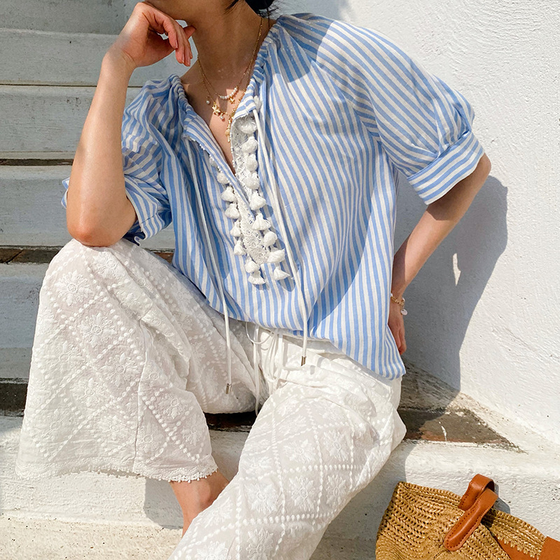 Nouvelle Blouse Chic Française à Rayures et Pompons pour Femme – Style Décontracté d'Été, Col en V, Manches Courtes en Lin, Idéale pour la Plage et les Vacances