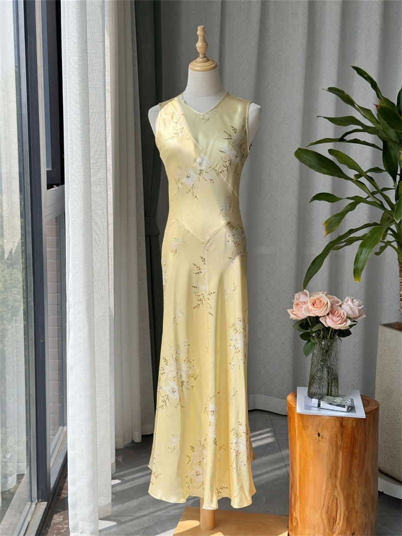 Robe en satin à imprimé floral 100% soie pour femmes, nouvelle collection été, col en V, sans manches, coupe ajustée, jaune, robe midi style A