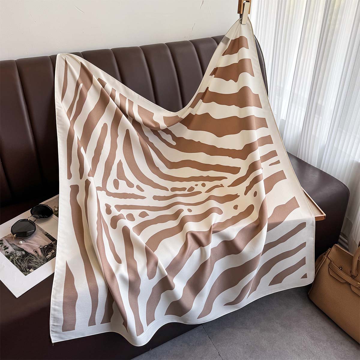 Nouvelle écharpe imprimée à rayures 90cm, grande écharpe carrée en sergé de soie, châle de protection solaire pour femmes, marque de luxe