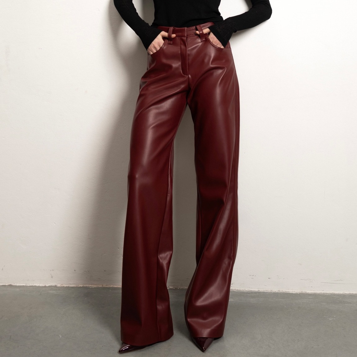Pantalon décontracté en cuir rouge pour femme, coupe large, avec poches, style streetwear, marron, noir, bordeaux, nouvelle collection automne 2026