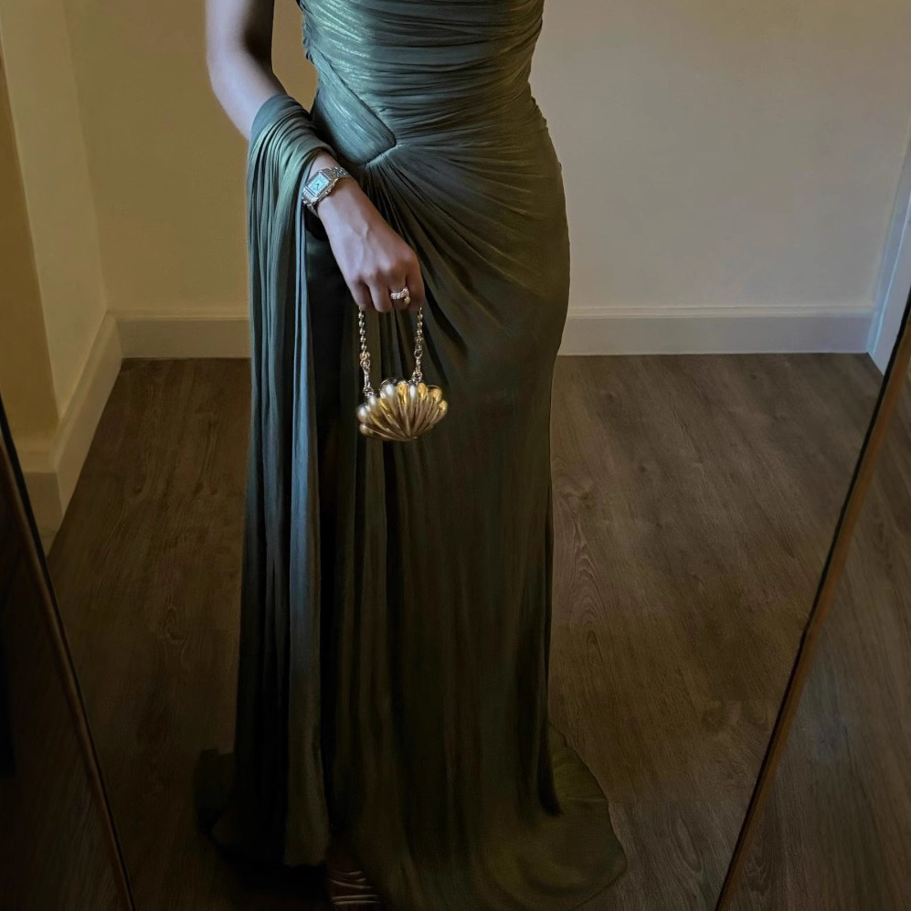 Robe de soirée plissée et corset d'automne et d'hiver avec rubans fluides et détails scintillants pour les femmes en Dubaï et en Turquie