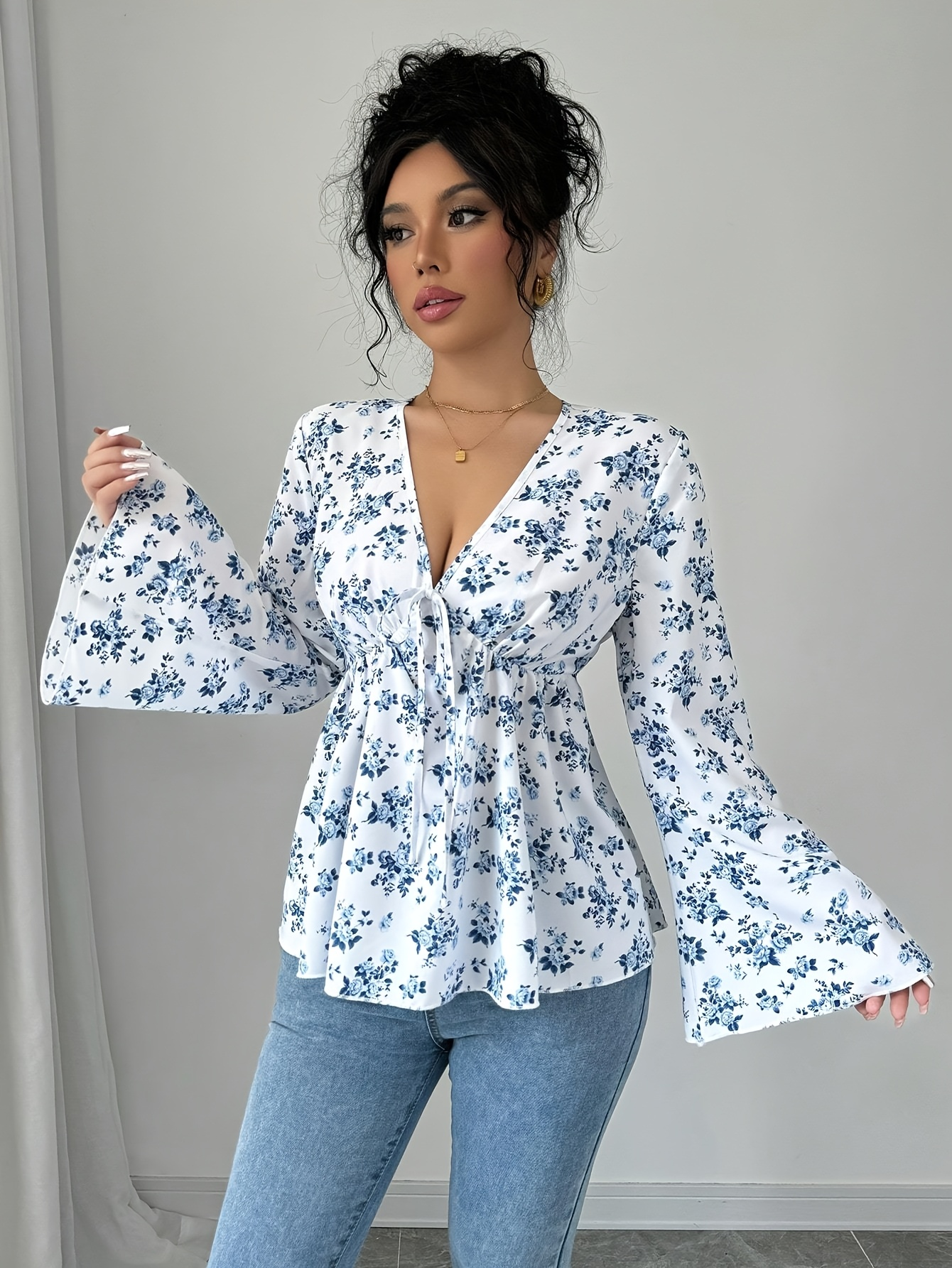 Vêtements pour femmes avec un col en V, une coupe ajustée, des motifs floraux délicats, des manches longues et un style polyvalent adapté aux femmes