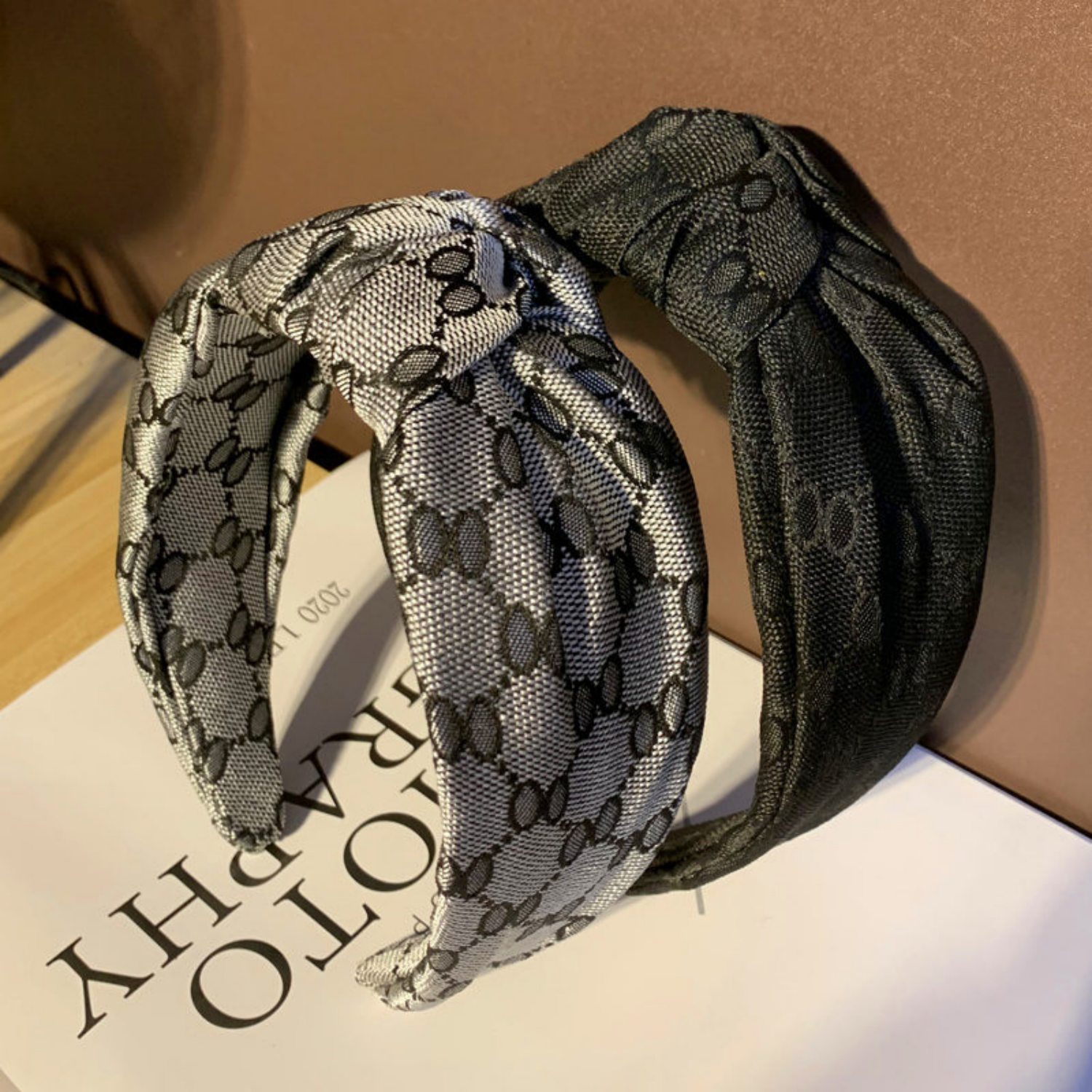 Nouveau Bandeau Femme 2026 en Tissu Noué, Bandeau Tendance et de Haute Qualité, Pince à Cheveux Luxueuse et Polyvalente
