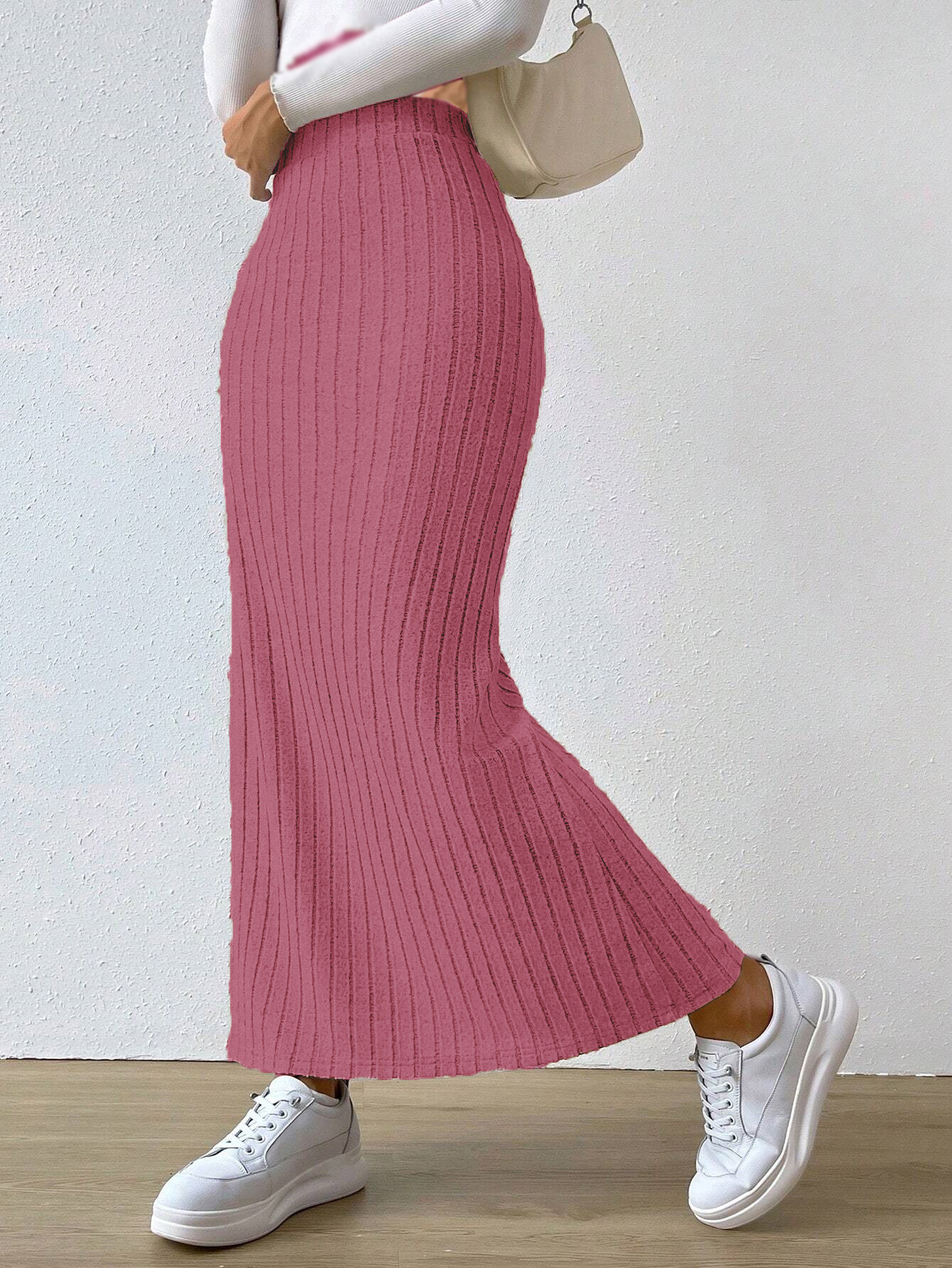 Nouvelle collection Printemps/Été 2026 : Mini-jupe en tricot ajustée, taille haute, fendue sur le côté, pour femme.