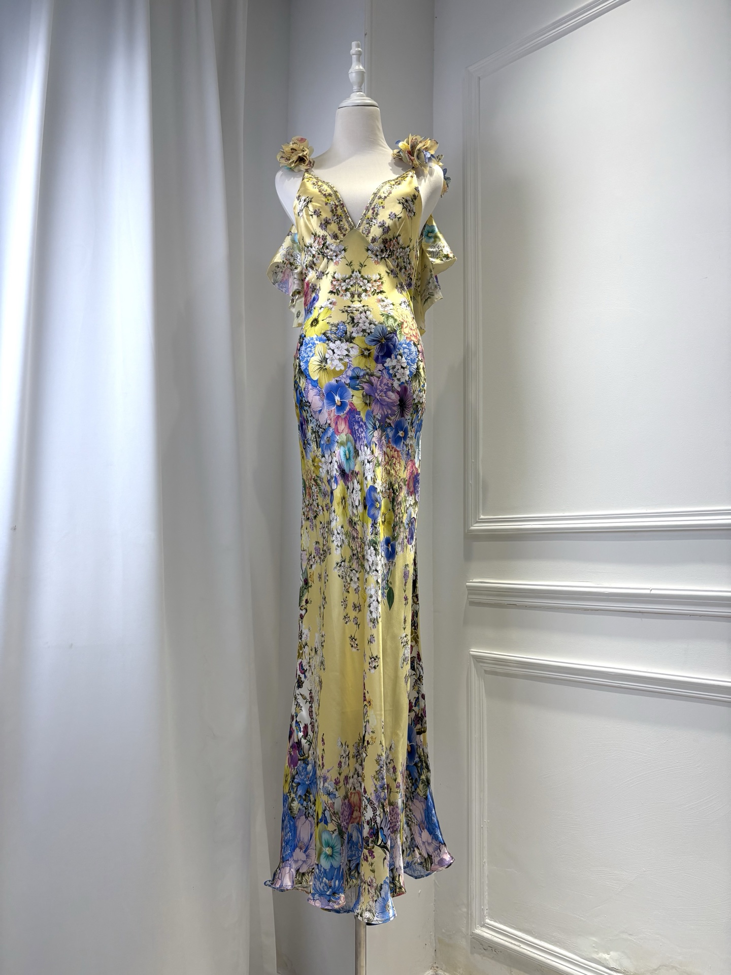 Robe longue élégante jaune 100 % soie pour femme, imprimé floral, col en V, sans manches, taille haute, coupe ajustée