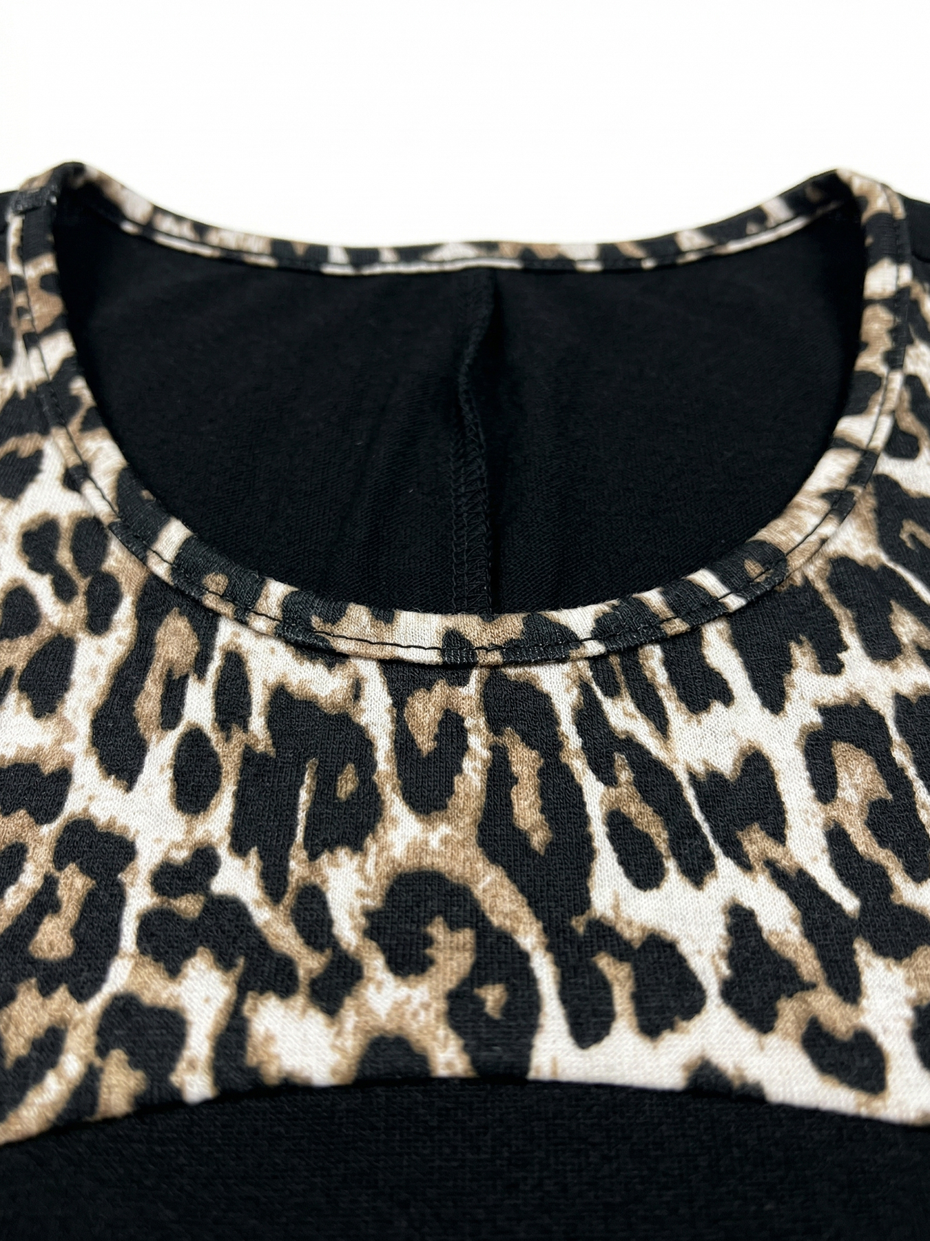 Robe sexy à imprimé léopard sans manches avec fente, robe de soirée ajustée et flatteuse pour les fêtes et les banquets.