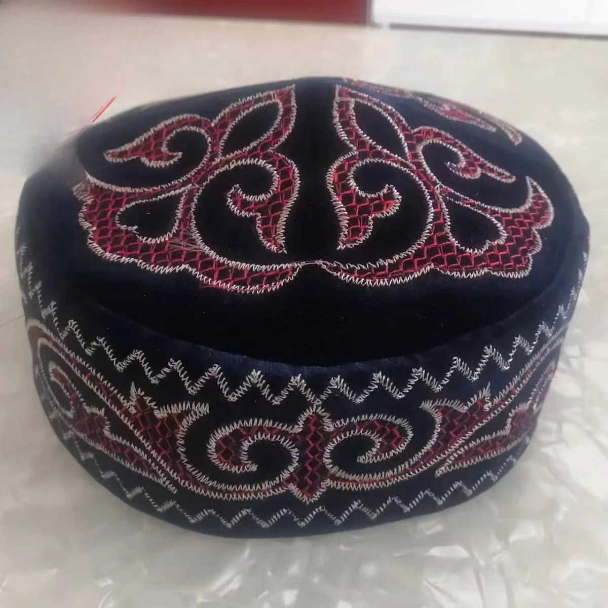 Casquettes de Style Kazakh pour femmes et hommes, chapeaux de fête dansante, mode noir bleu Kufi, Hijab musulman, chapeau ethnique brodé à la main