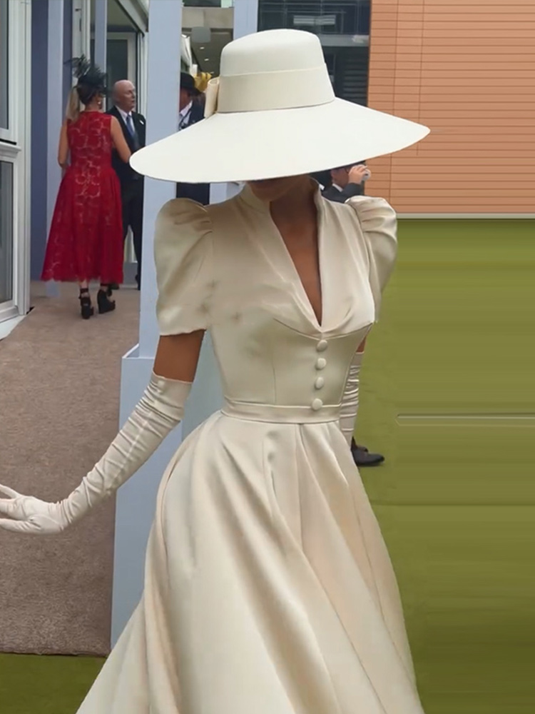 Robe longue évasée pour femme, col montant, décolleté en V profond, manches courtes bouffantes, boutons sur le devant, taille ajustée, jupe évasée, pour événements et usage quotidien.
