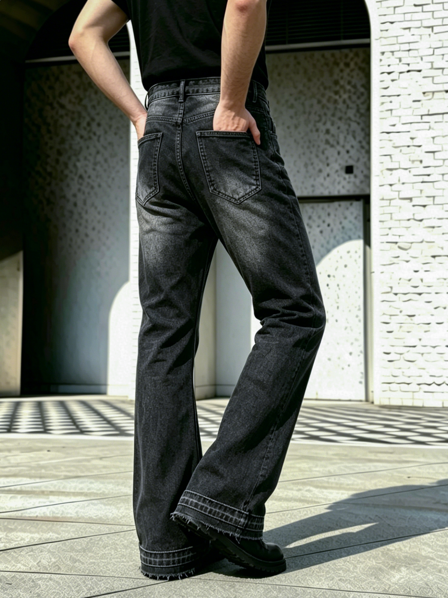Pantalon en jean pour homme, coupe bootcut évasée, noir délavé, ourlet effiloché