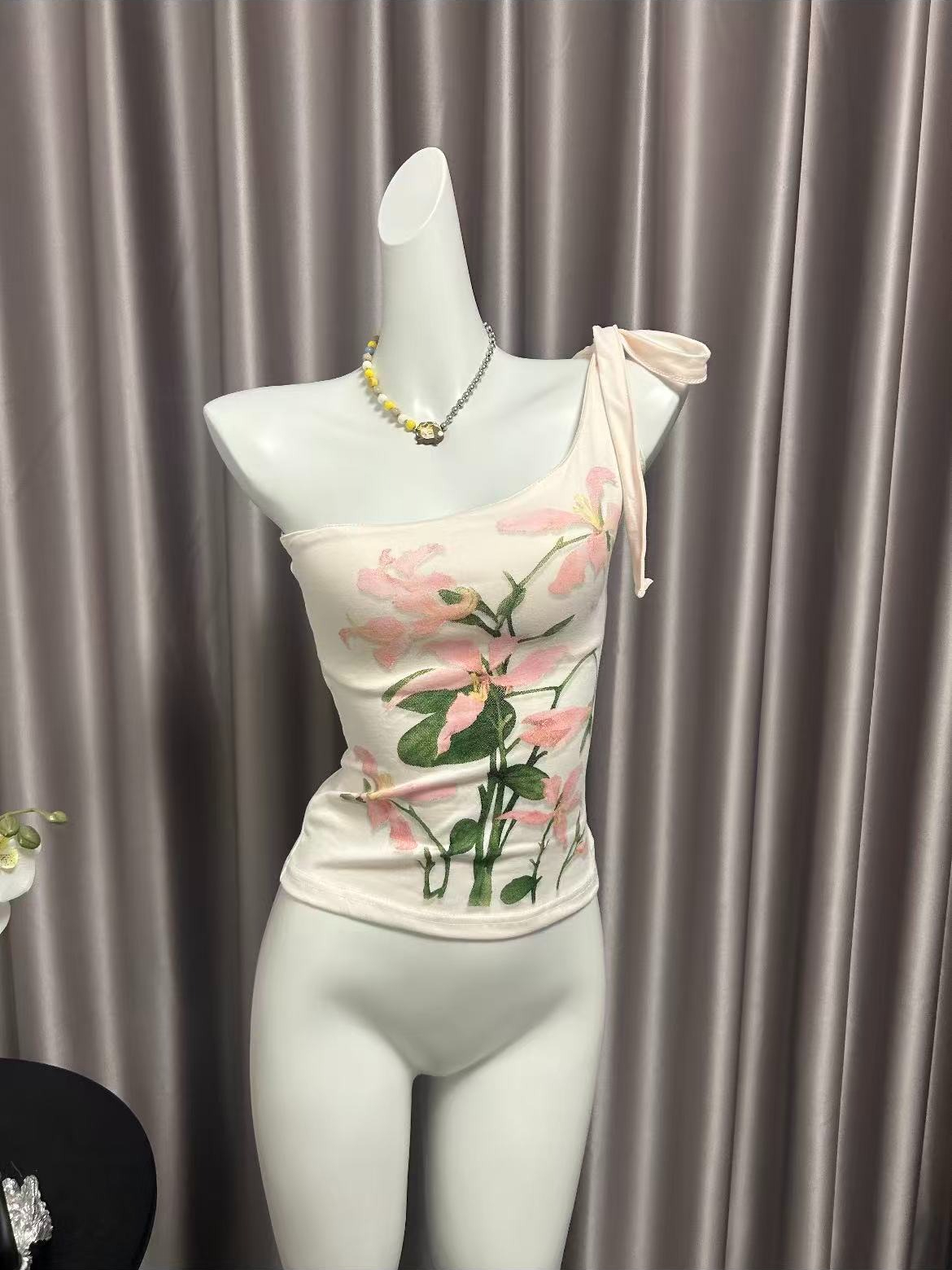 Haut cami vintage pour femmes, imprimé floral rose, à une épaule, avec bretelles à nouer, ourlet évasé, style cottagecore bohème, sans manches, décontracté, pour l'été.