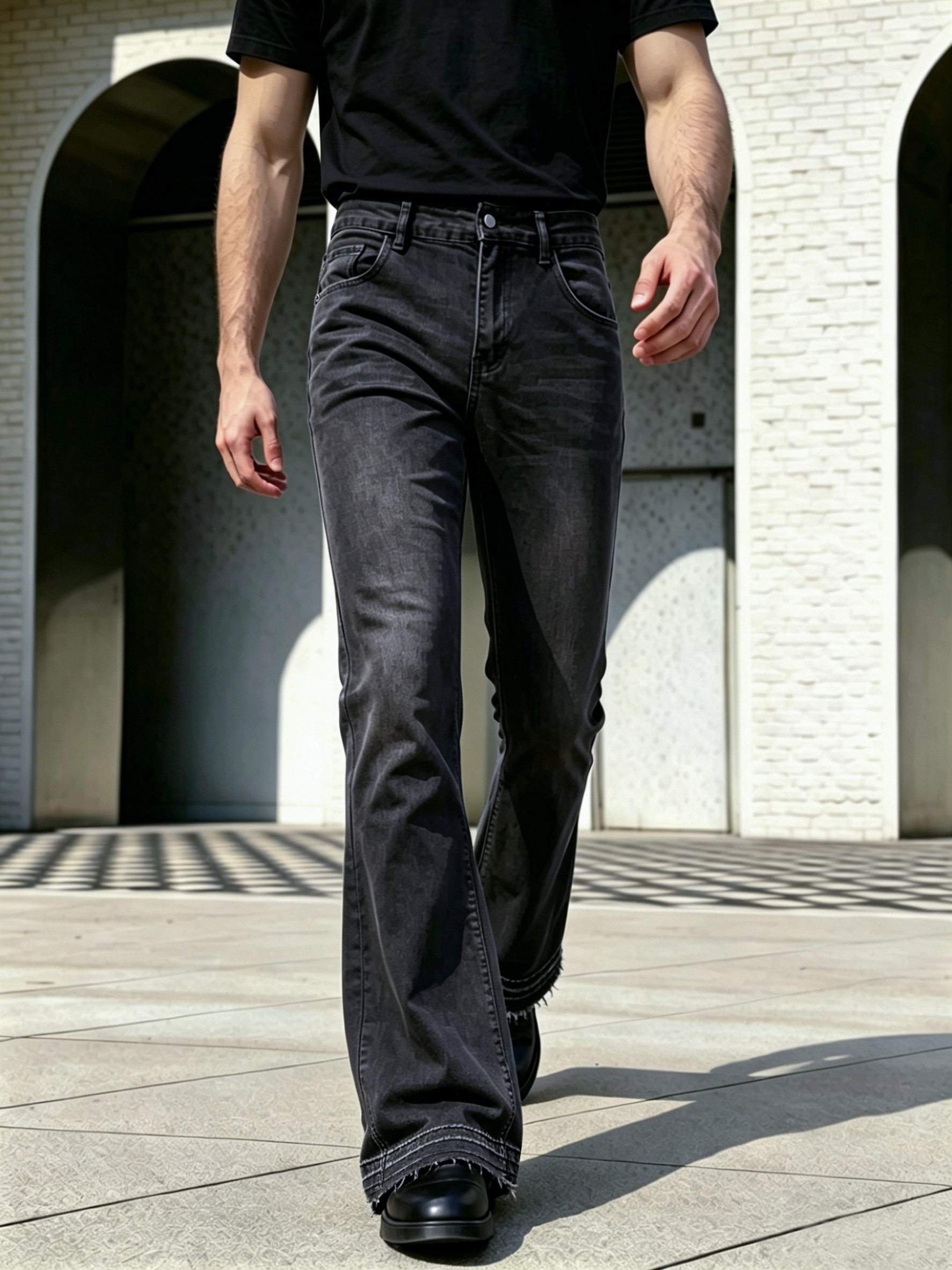 Pantalon en jean pour homme, coupe bootcut évasée, noir délavé, ourlet effiloché