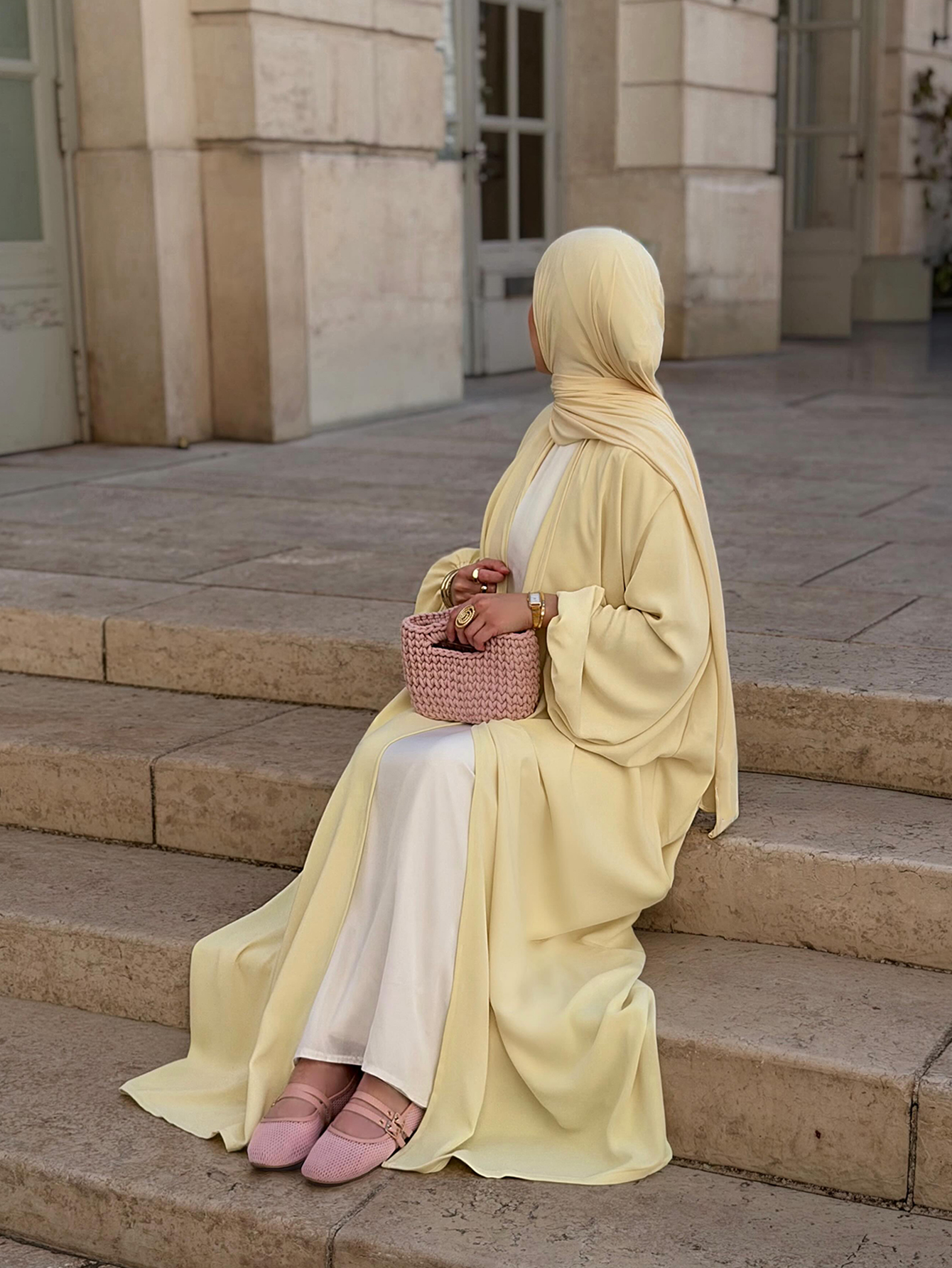 Robe élégante pour femmes du Moyen-Orient avec une douce brillance satinée en jaune Abaya Burqa arabe