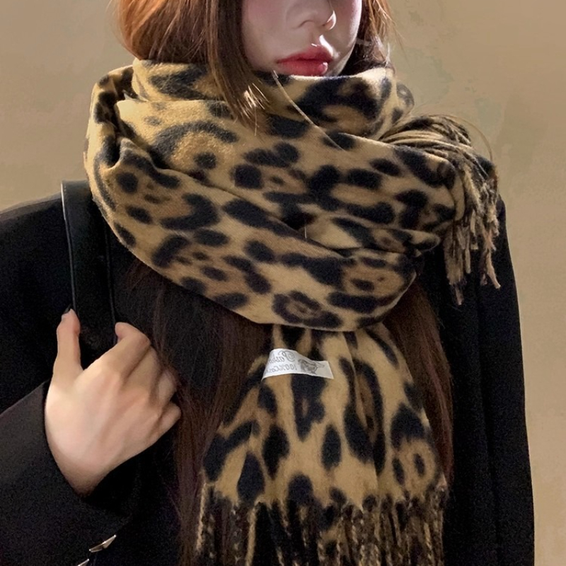 Écharpe rétro en soie à motif léopard, légère, douce et chaude, accessoire de mode pour femmes et hommes, Style Vintage, vêtements d'hiver, nouvelle collection 2025