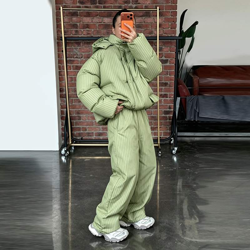 Ensemble deux pièces pour femme : Doudoune rayée à capuche amovible, manteau court et pantalon large – Collection Hiver 2026 – Manteaux décontractés