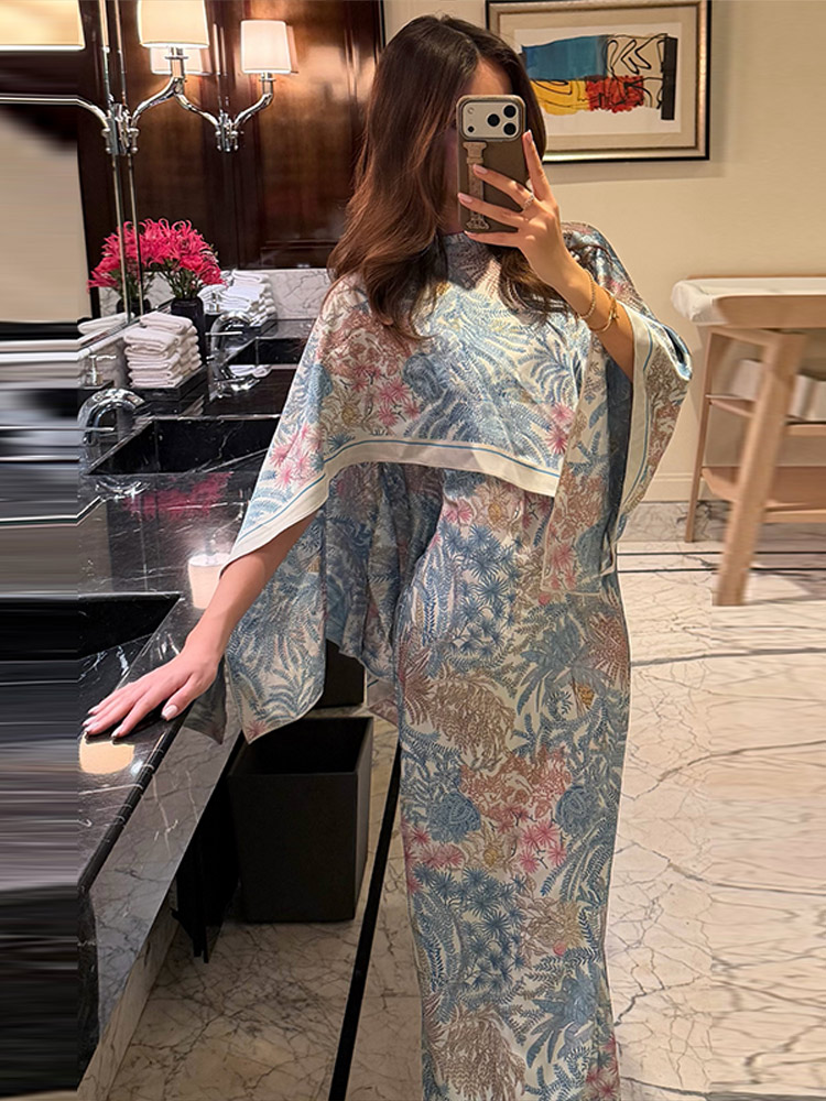Robe longue moulante florale pour femme avec cape châle intégrée, élégante et tendance pour le bureau, collection été-automne 2026