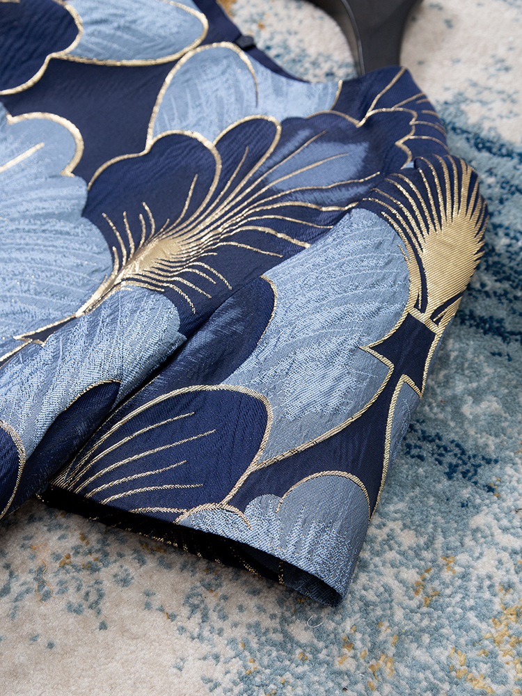 Robe pour femmes en jacquard bleu ornée de perles, manches courtes, col rond, coupe ample, coupe en A, idéale pour un mariage estival, élégante et décontractée.