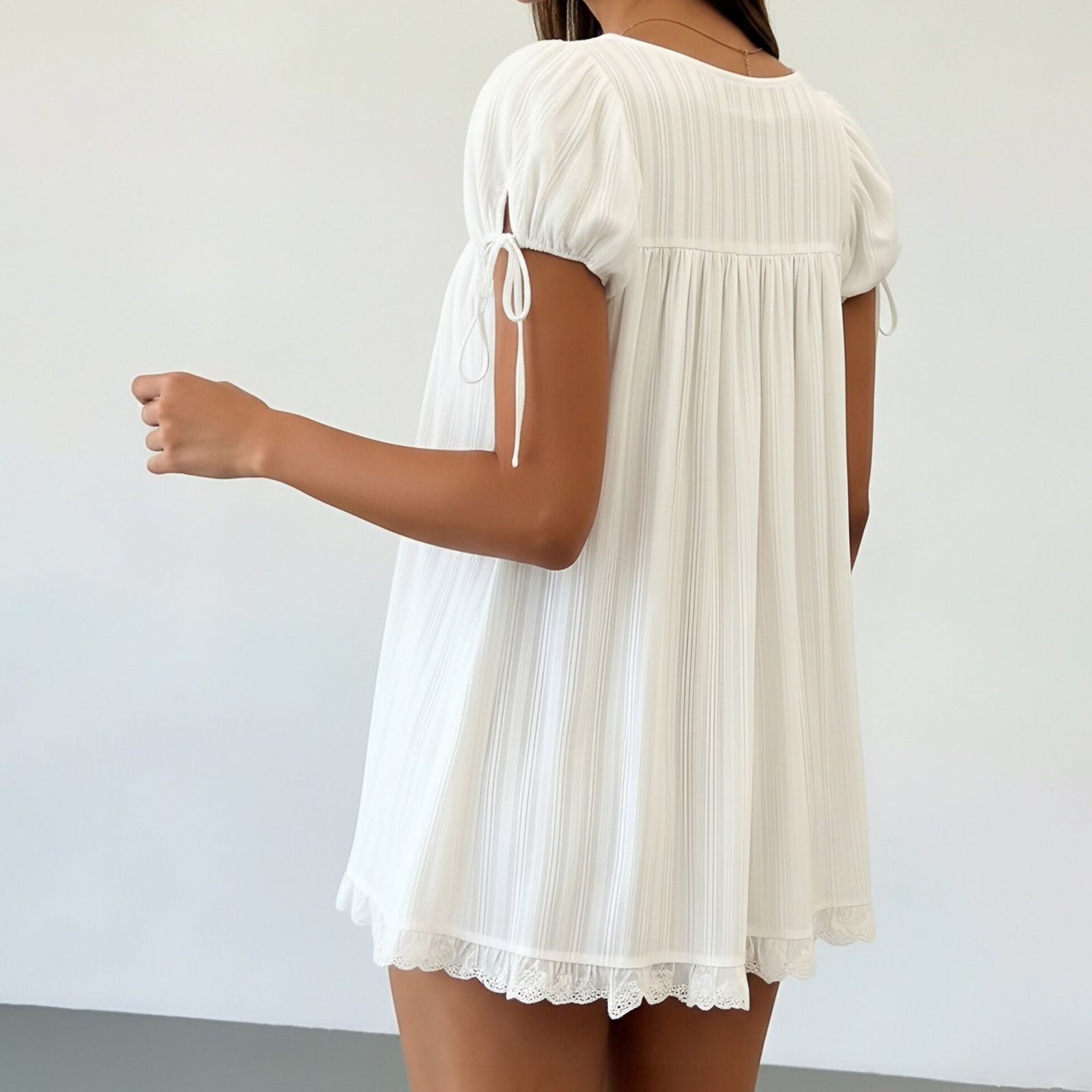 Chemisier ample et fluide pour femme à col carré, manches bouffantes, poignets à nouer, bordure en dentelle, style babydoll, idéal pour l'été et les sorties