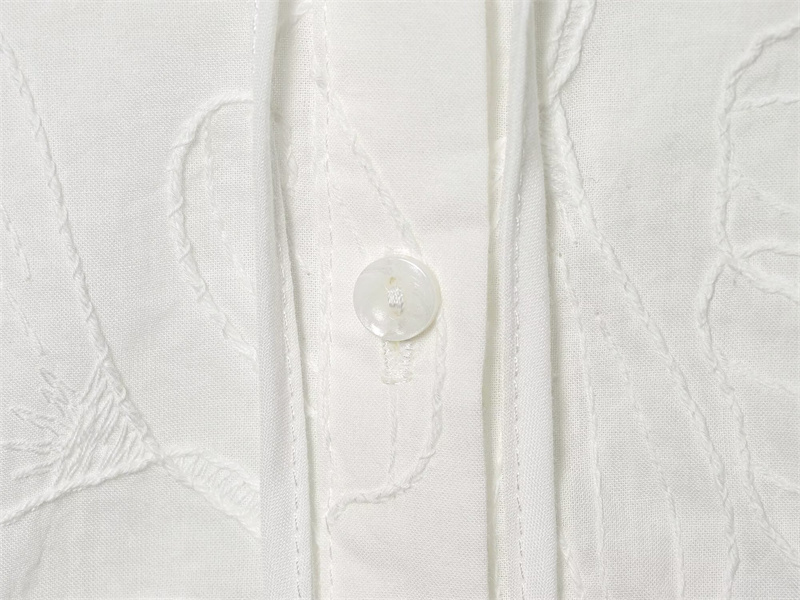 Chemise Femme Printemps 2026 Nouvelle Collection Blanche Manches Courtes Col Rabattu Simple et Élégante Style Unique et Tendance
