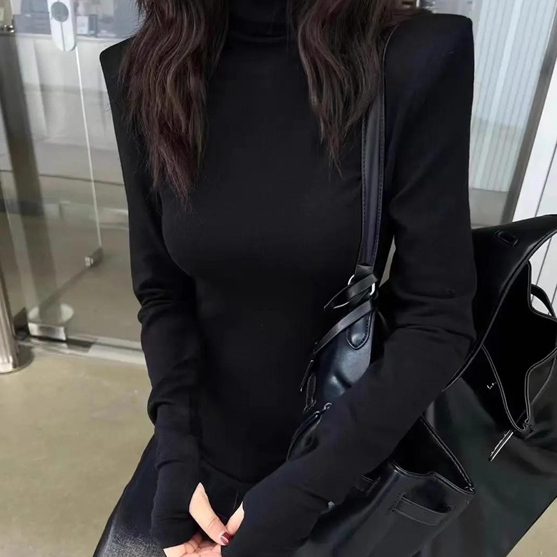 Haut à col montant et manches longues pour femme, nouvelle collection printemps 2026, style coréen minimaliste, design sans revers aux manches, épaules structurées, coupe ajustée, en maille.