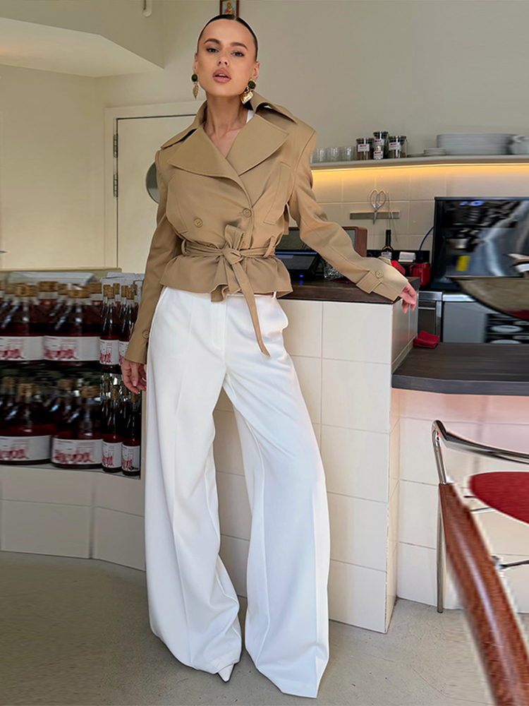 Ensemble élégant pour femme : Manteau uni, jupe longue, haut à manches longues avec revers et laçage, collection automne 2026, tenue féminine tendance