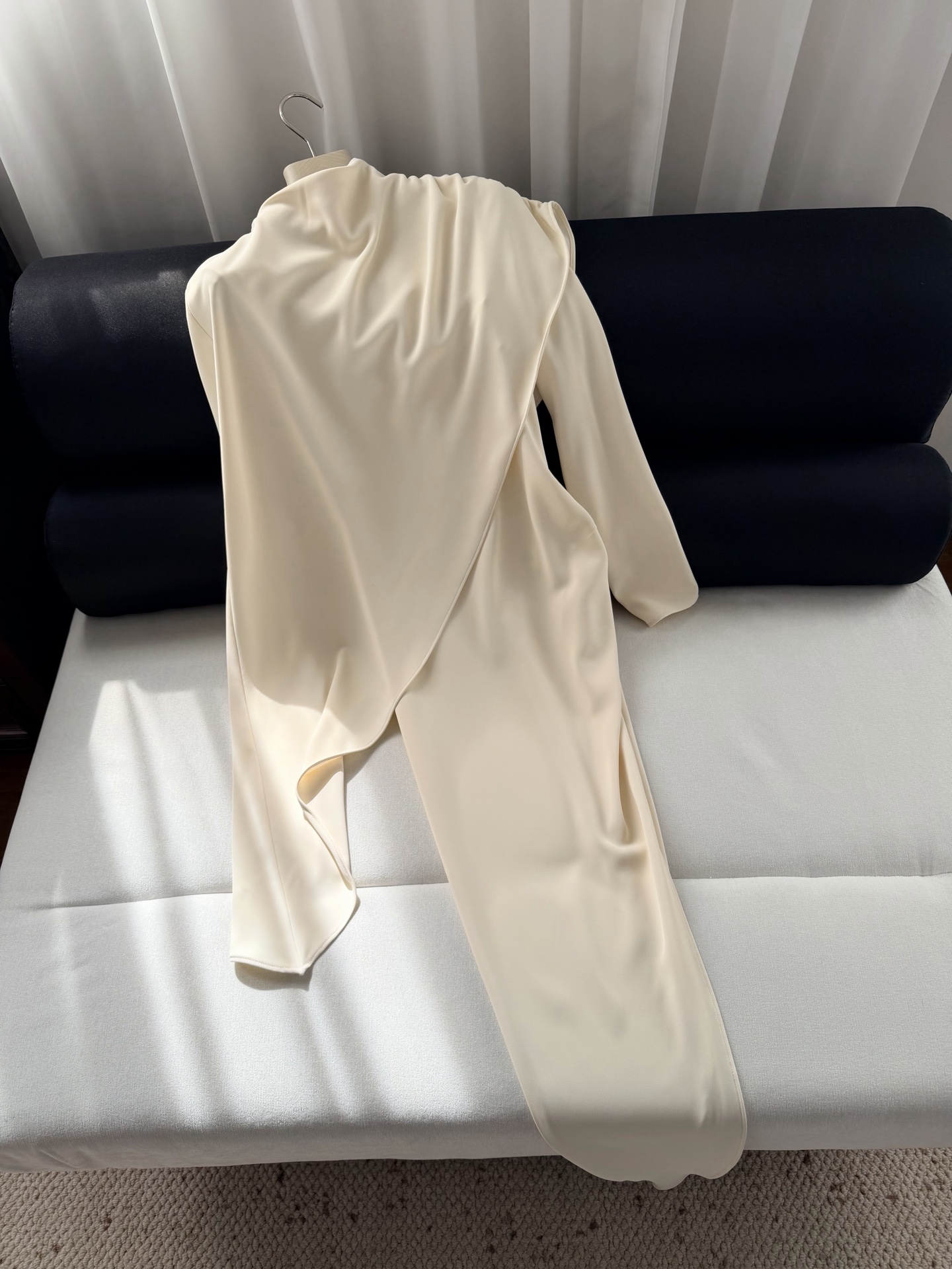 Robe longue asymétrique plissée à col semi-montant et taille cintrée pour femme