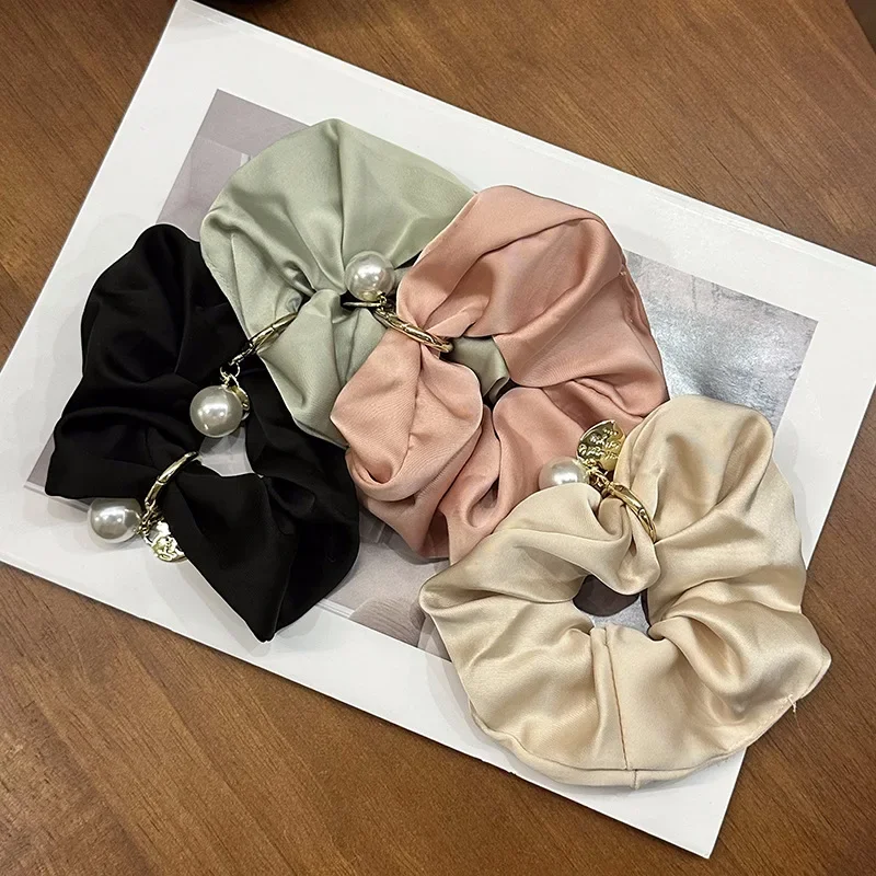 1 pièce Chouchou vintage en satin de soie couleur unie pour filles avec perles cœur dorées pour femmes, accessoires et attaches pour cheveux