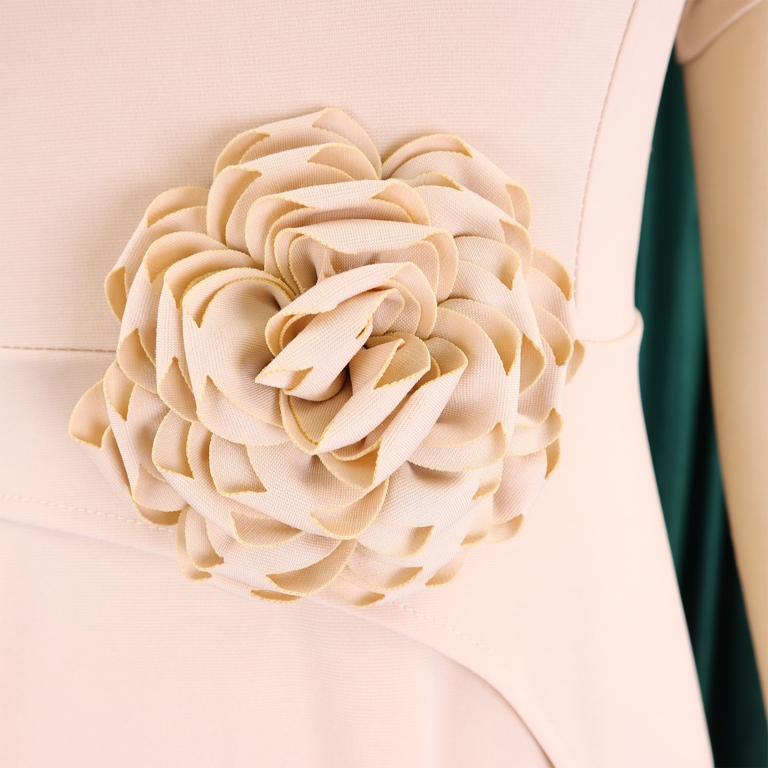 Robes Élégantes pour Femmes 2026 Col en V Manches Courtes Taille Haute Décorées de Fleurs Plissées Mi-Mollet pour Fêtes d'Anniversaire et Dîners
