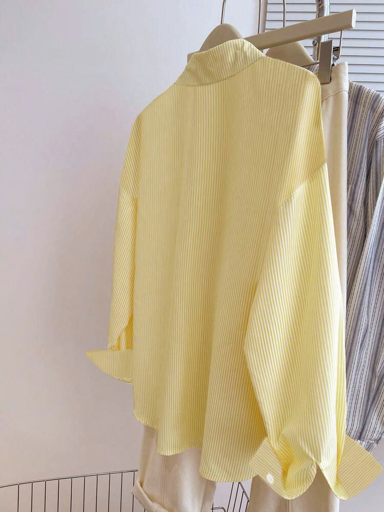 Chemise élégante à rayures avec col classique, manches longues et broderie raffinée. Décontracté et polyvalent, idéal pour le travail, les rendez-vous, les sorties.