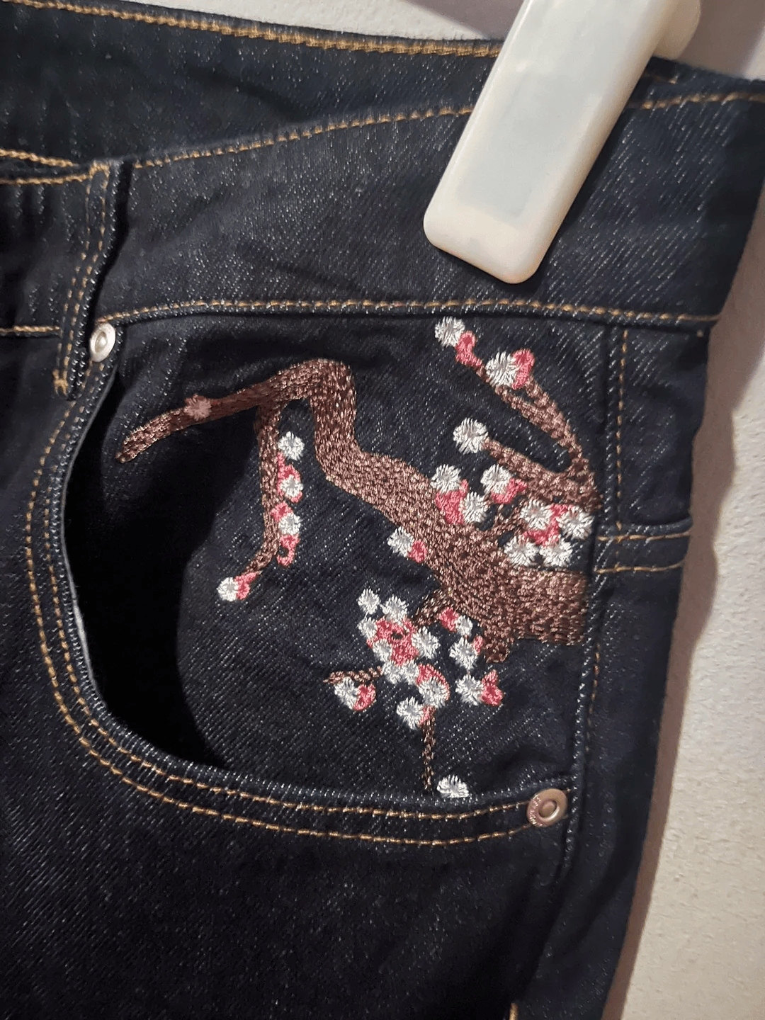 Jean noir Slim à jambe droite unisexe, imprimé fleur de cerisier, poches arrière brodées, pantalon décontracté polyvalent de base, extensible et confortable