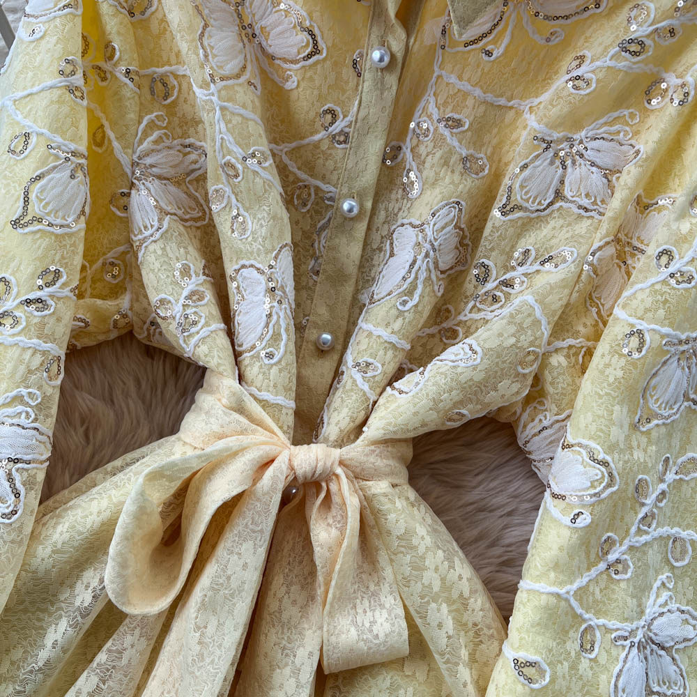 Robe longue vintage française en dentelle brodée à col revers et manches lanternes, coupe ajustée coréenne avec taille en maille pour femme