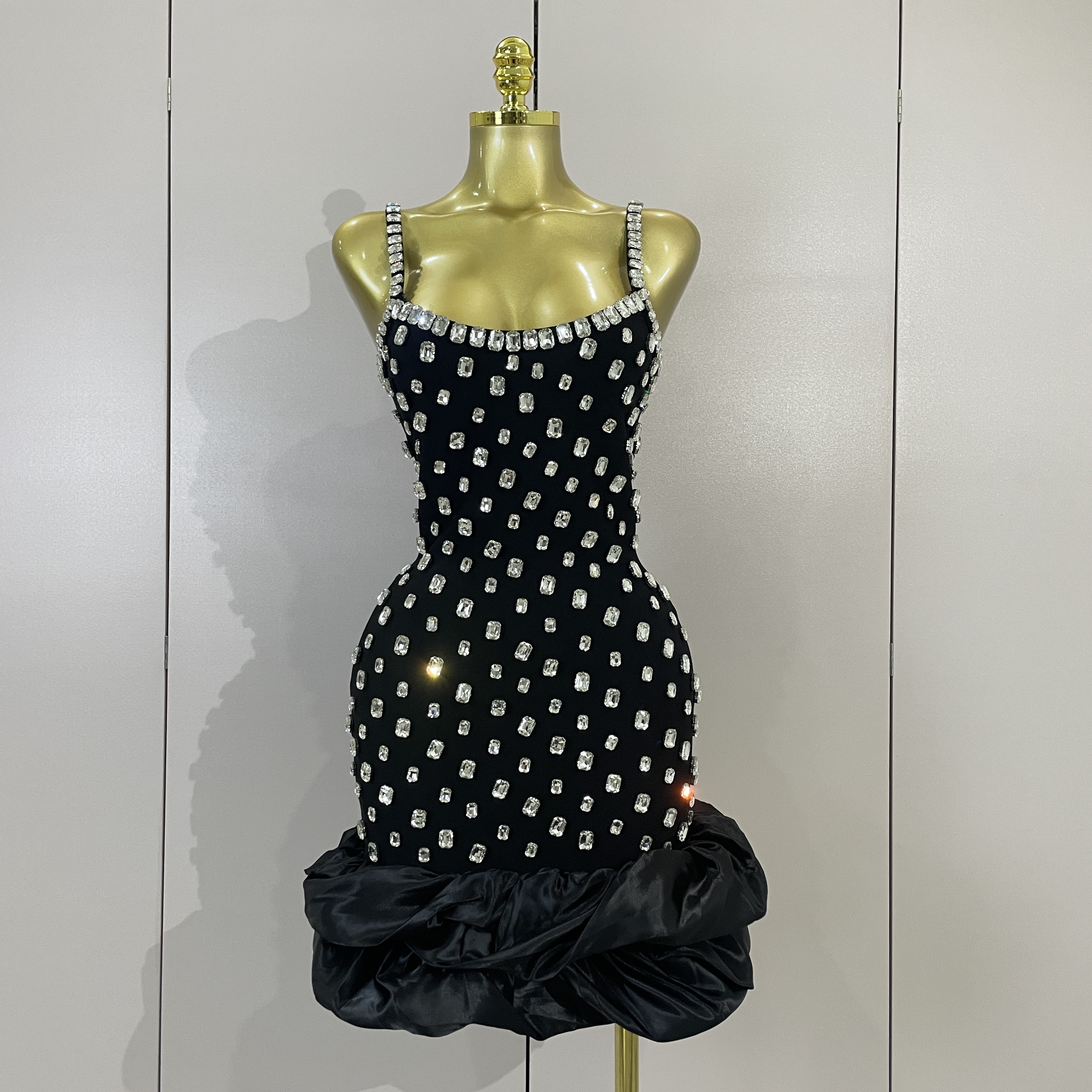 Robe Mini Moulante Bandage Sans Manches de Luxe pour Femme avec Diamants – Idéale pour Soirées, Bals de Promo, Clubs, Anniversaires et Célébrations Élégantes