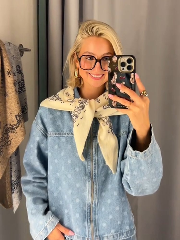 Écharpe tricotée imprimée tendance pour femme, forme triangulaire, douce, respirante, couvre-cou décoratif chic, nouvelle collection automne 2026, pour un usage quotidien.