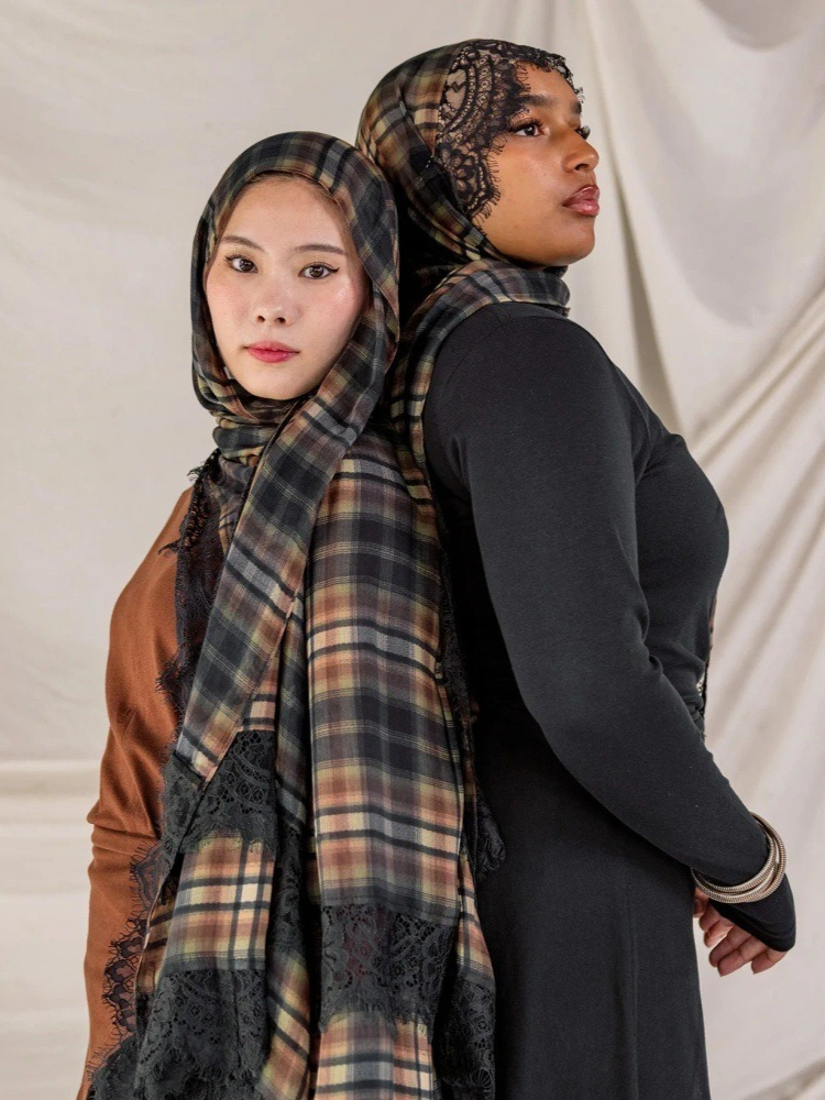 Hijab Premium en Modal Imprimé à Carreaux, Bord Large, Double Aiguille, Longue Écharpe Douce, Respirante et Fine pour Femme, Foulard de Tête en Dentelle