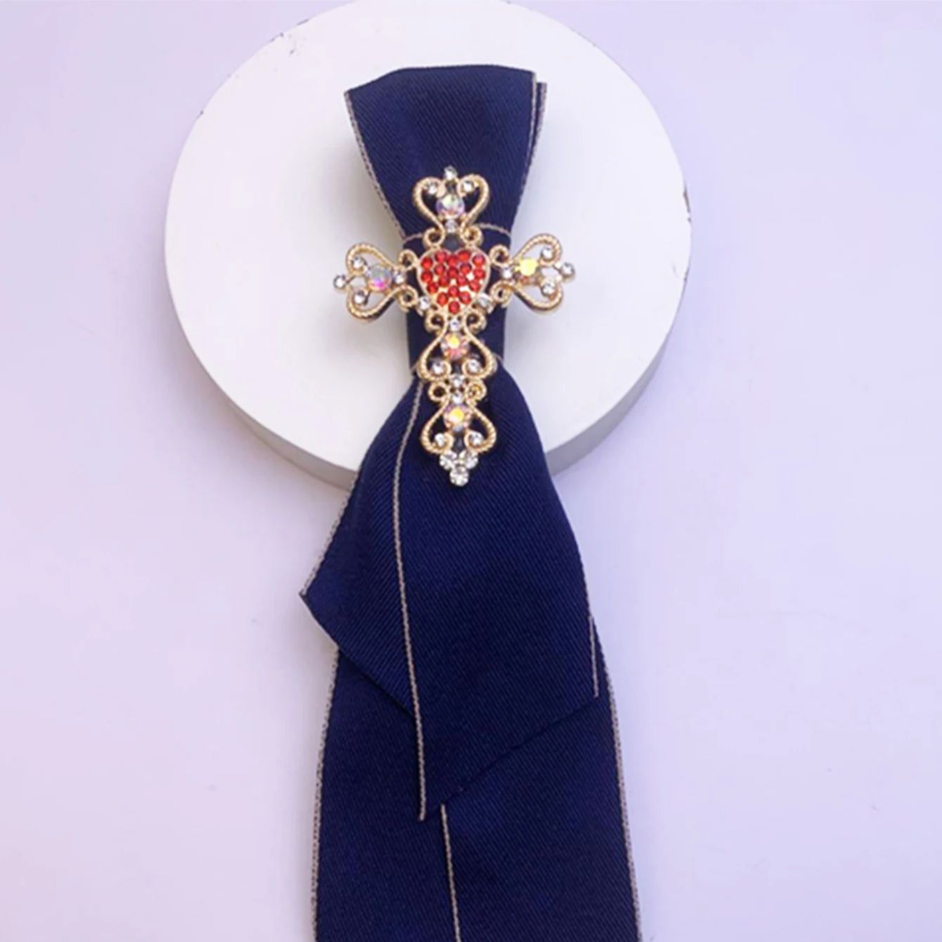 Une cravate nœud papillon pour femme, artisanale, noble et élégante, de style professionnel et universitaire, idéale pour la mode quotidienne, les réunions d'affaires, les spectacles, la présentation de programmes, le cosplay, etc.