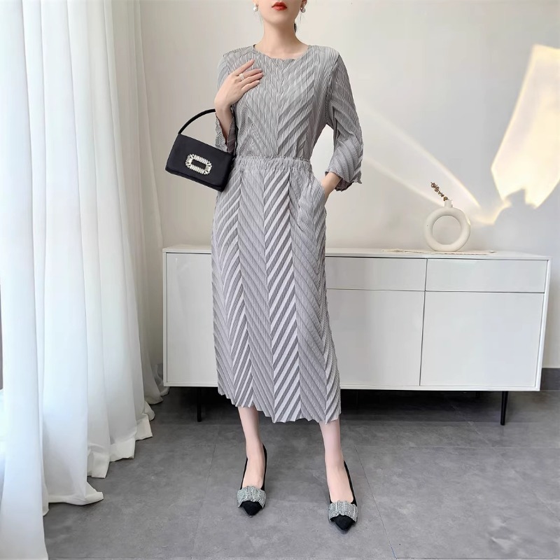 Miyake 2026 Nouveau costume pour femme, haut simple à manches longues, t-shirt décontracté, polyvalent, extensible, jupe mi-longue, ensemble 2 pièces pour le travail