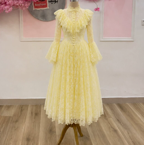 Robe longue élégante pour femme, nouvelle collection Printemps-Automne 2026, couleur unie, dentelle, volants, patchwork, taille cintrée, manches longues, style tempérament
