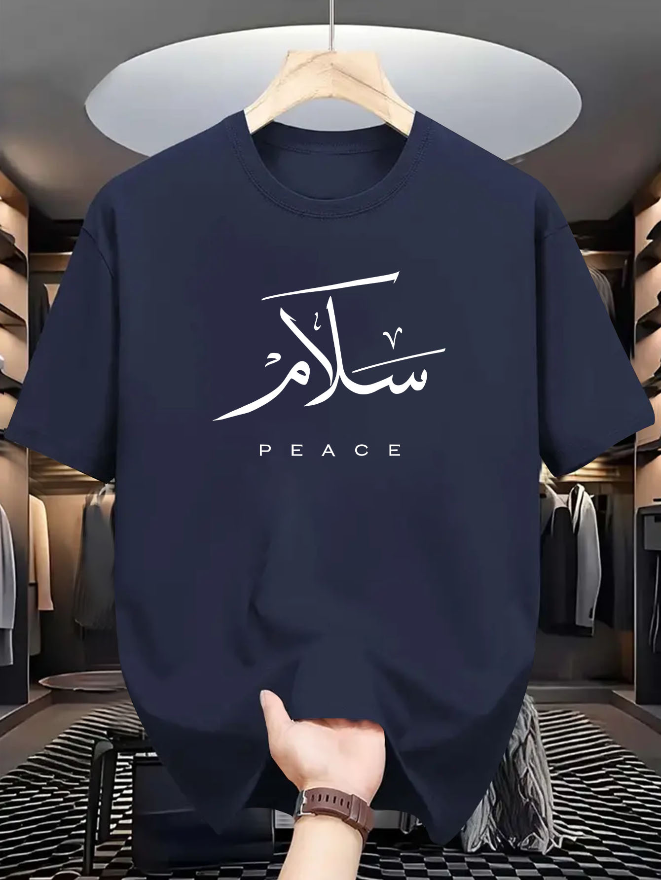 T-shirt Homme 100% Coton avec Slogan de Paix en Calligraphie Arabe – Haut Décontracté Urbain d'Été d'Inspiration Culturelle Minimaliste