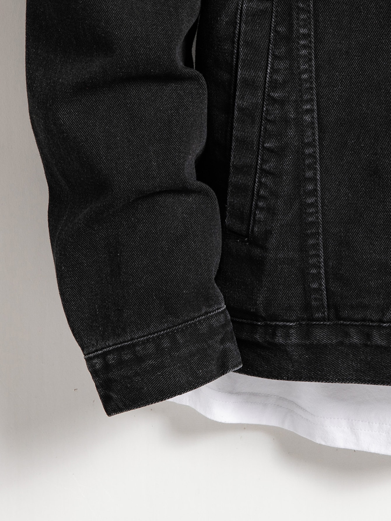 Veste en jean pour homme pour le printemps et l'automne. Manteau en jean noir à col noir. Convient pour un usage quotidien décontracté. Élégant, simple et tendance.