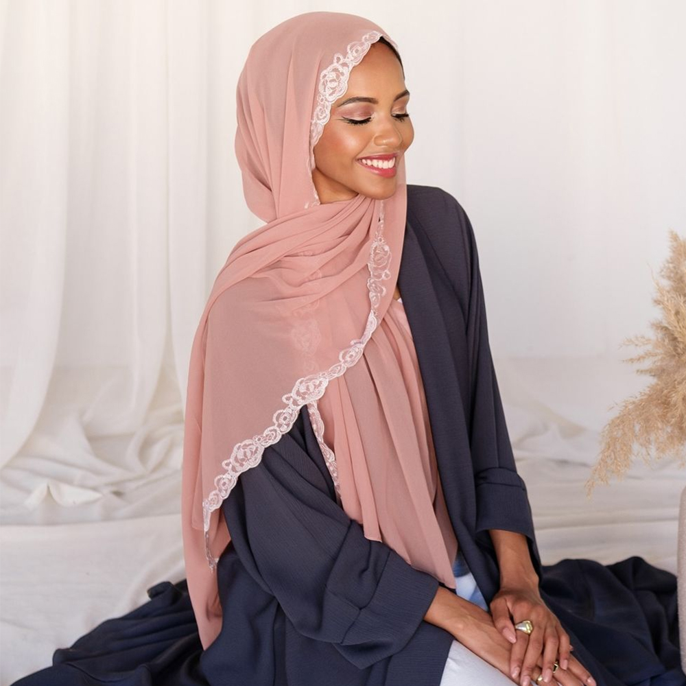 Hijab musulman très vendu, de bonne qualité, doux, en mousseline Bawal, avec dentelle.