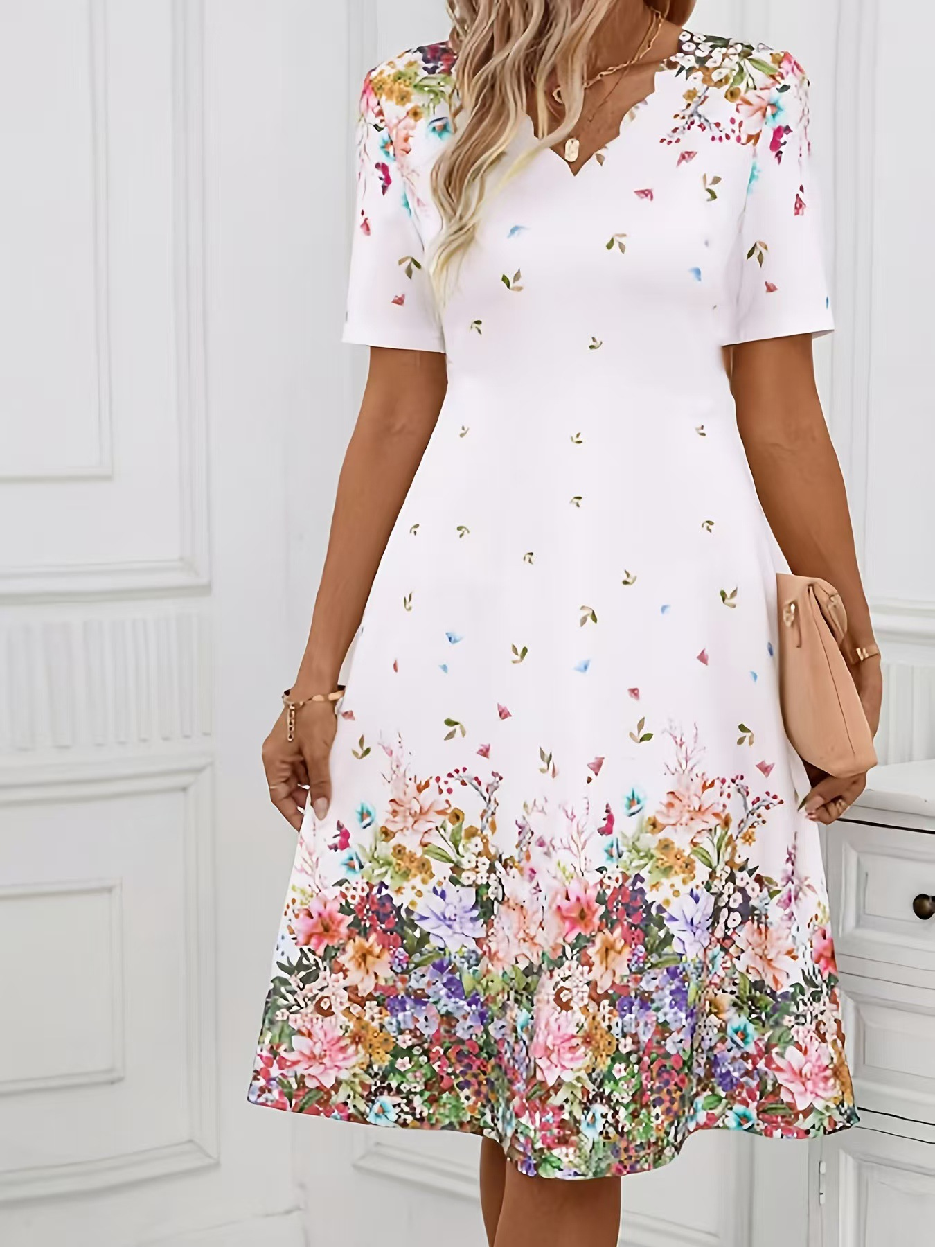 Robe mi-longue à col en V festonné pour femmes, manches courtes, imprimé floral élégant, taille haute, coupe A-line, robe décontractée d'été pour femmes, robe de soirée estivale.