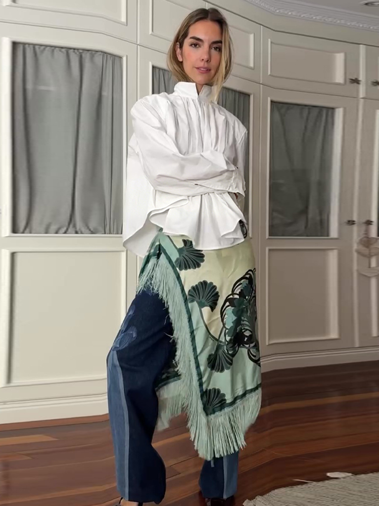 Écharpe carrée tendance pour femme avec pompons, motif floral chic, passe-partout, franges, style urbain, nouvelle collection printemps 2026, vintage