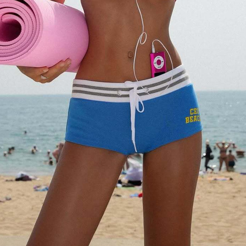 Shorts de plage style vacances à la mode, taille basse élastique avec cordon de serrage, rayures contrastées, imprimé lettres