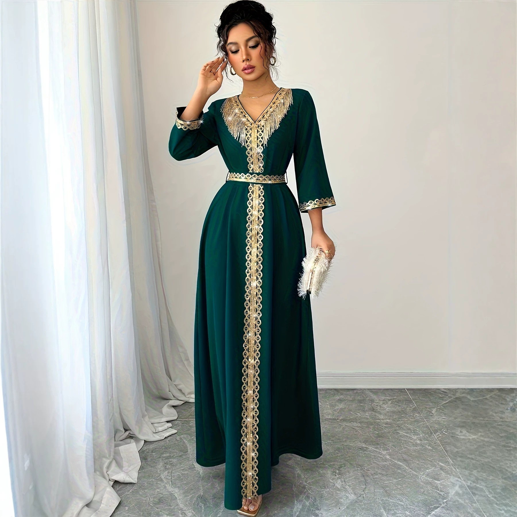 Élégant Kaftan Abaya Marocain pour Femmes, Robe Longue Modeste Dorée à Franges Brodées, Col en V, Ceinturée, pour Soirées et Fêtes Islamiques à Dubaï