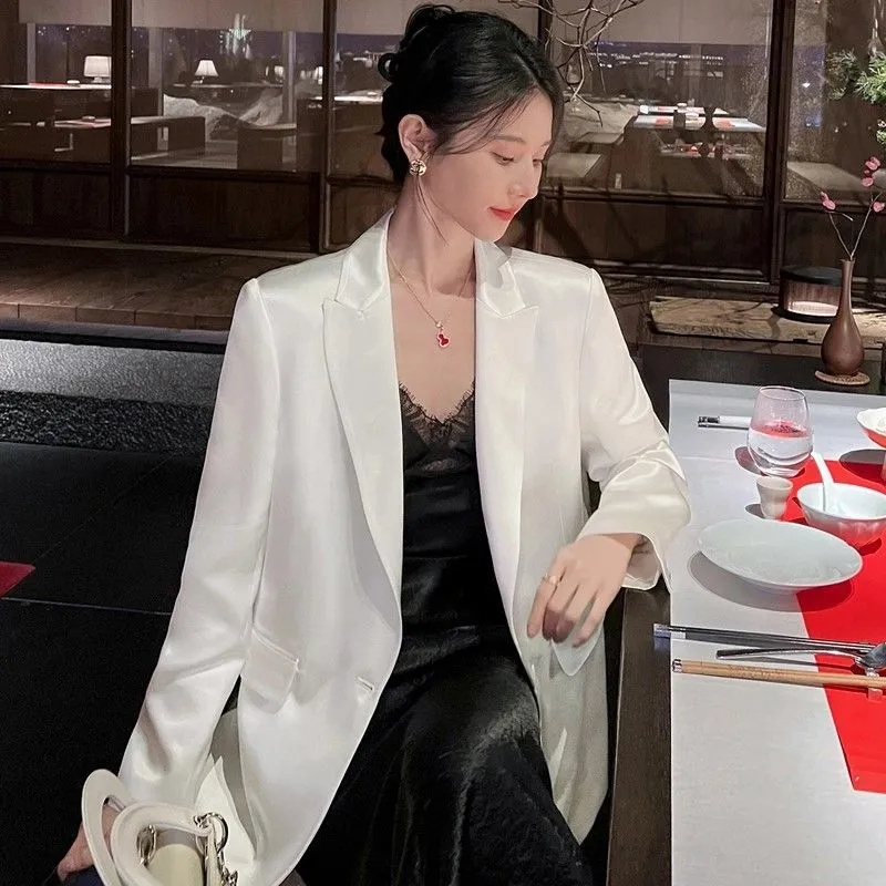 Vêtements d'extérieur pour femmes printemps-été 2026 : Nouveau costume en satin fluide, haut de gamme, haut ample, vêtement d'extérieur amincissant et élégant.