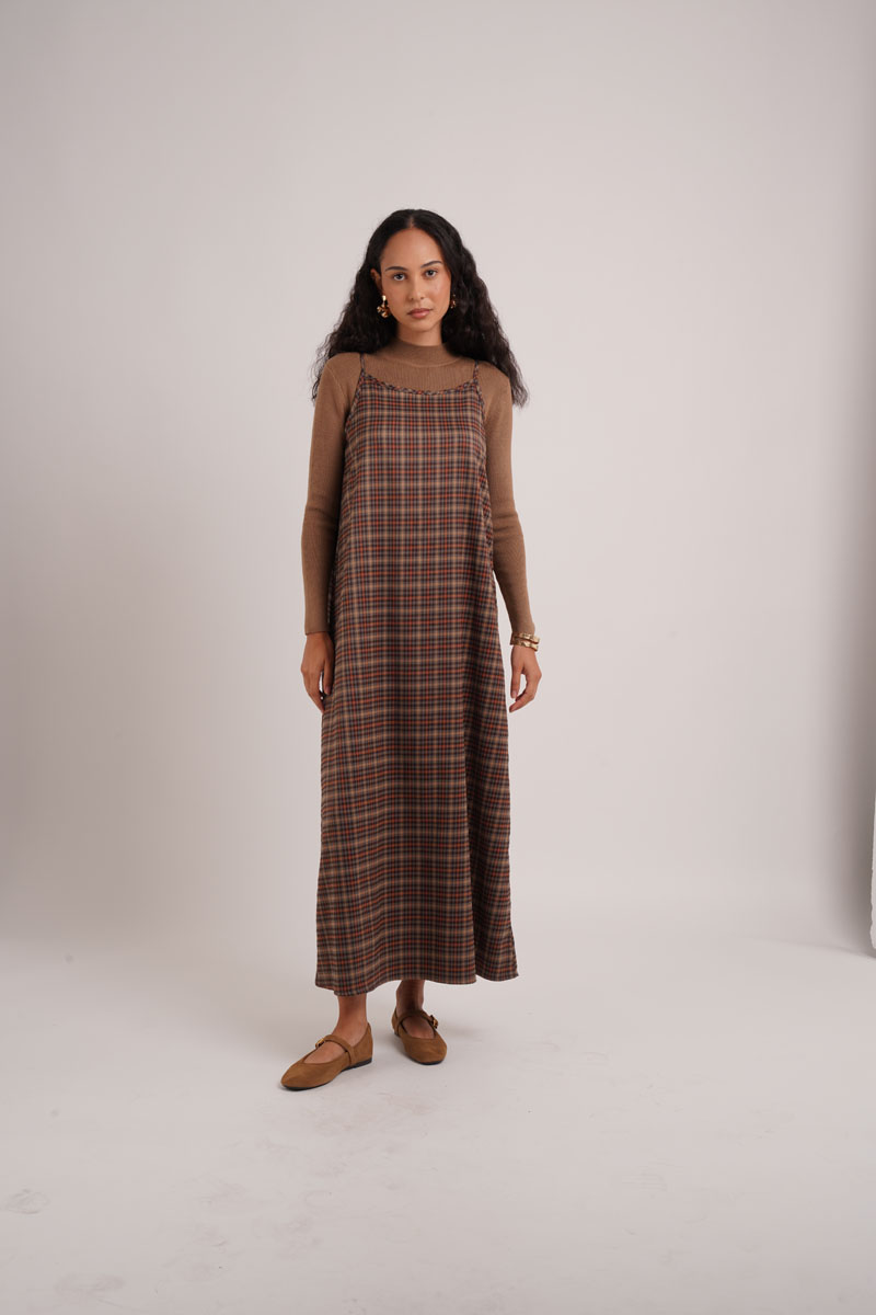 AS AW26 Robe nuisette à carreaux tendance assortie à un cardigan en maille à larges côtes et un haut à col montant en maille pour femme