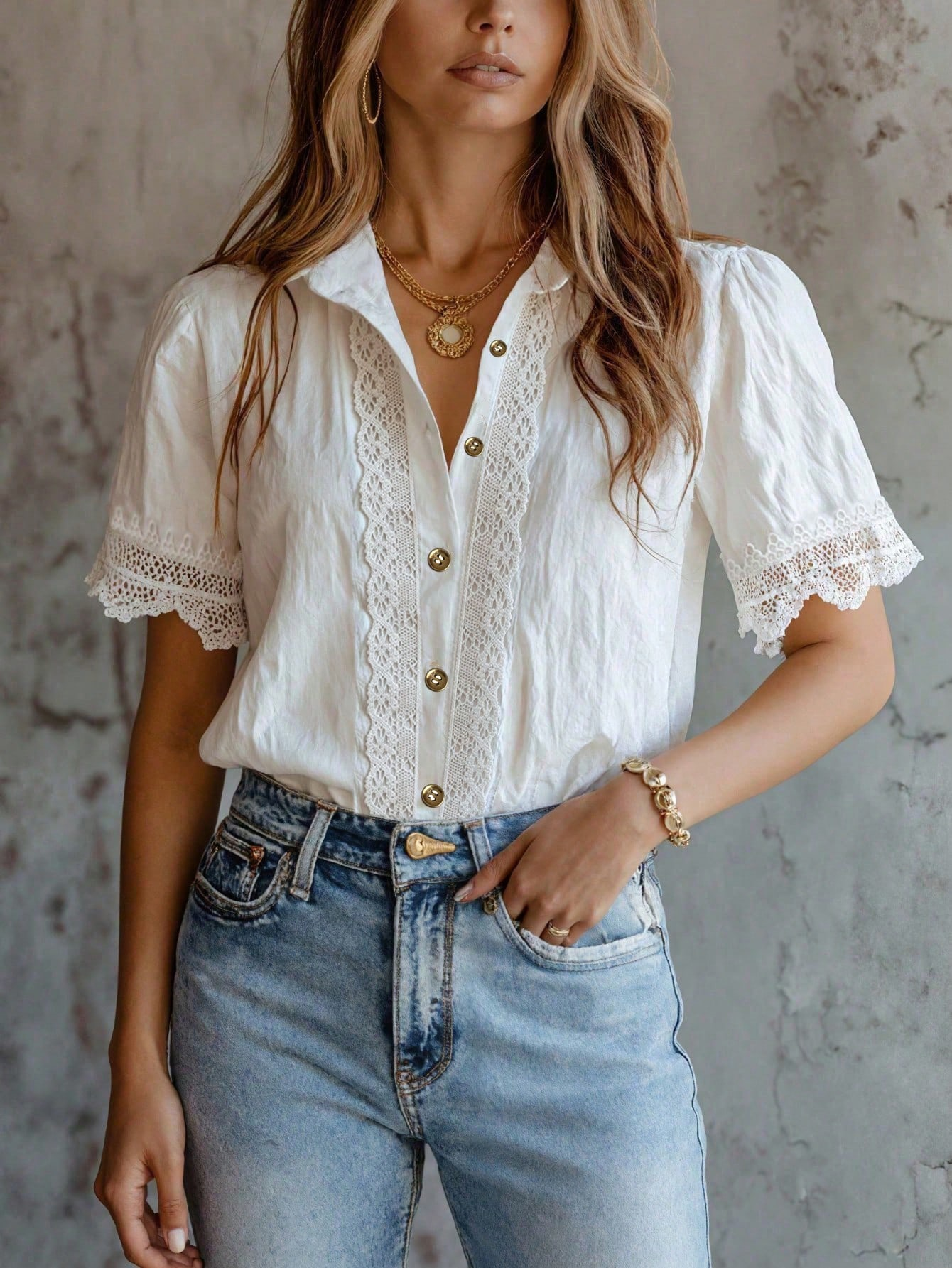 Chemise élégante pour femme avec broderie unie et patchwork en dentelle, idéale pour un usage quotidien à la maison et peut être portée en toutes saisons