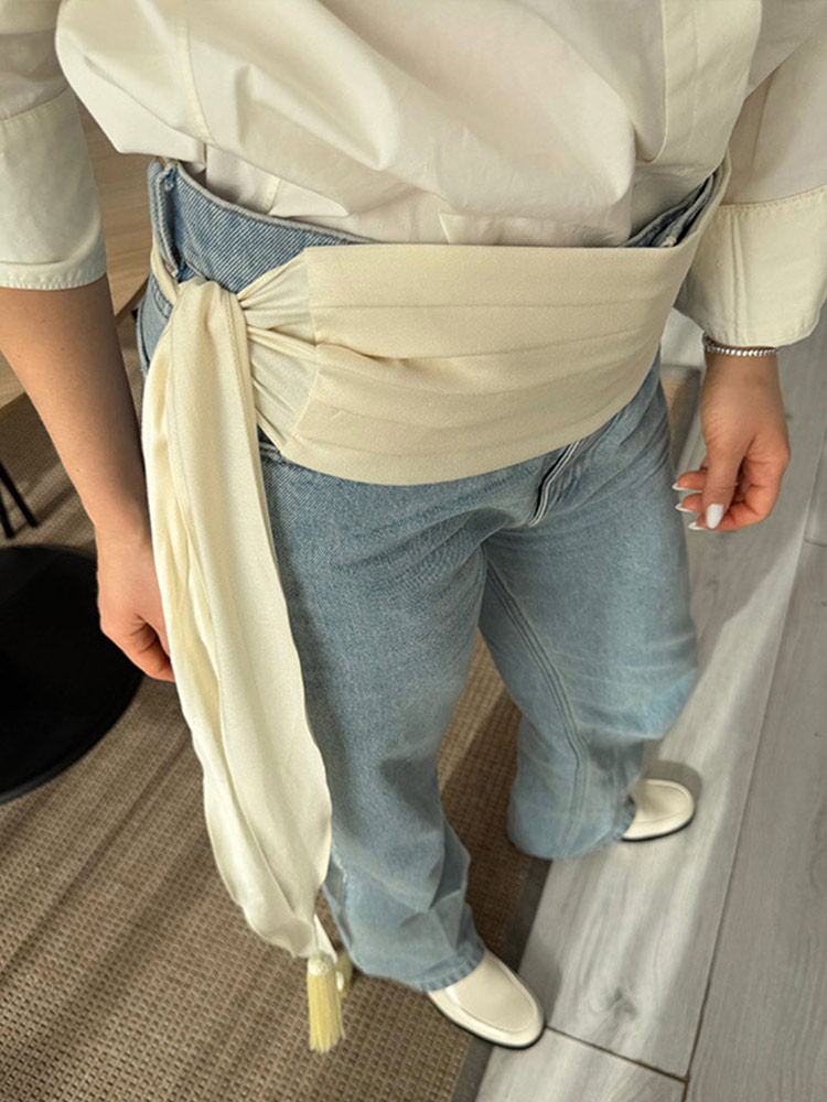 Ceinture longue à franges superposées, large et plissée, à nouer, avec pompons contrastants, accessoire de taille, tendance 2026 pour tenues féminines