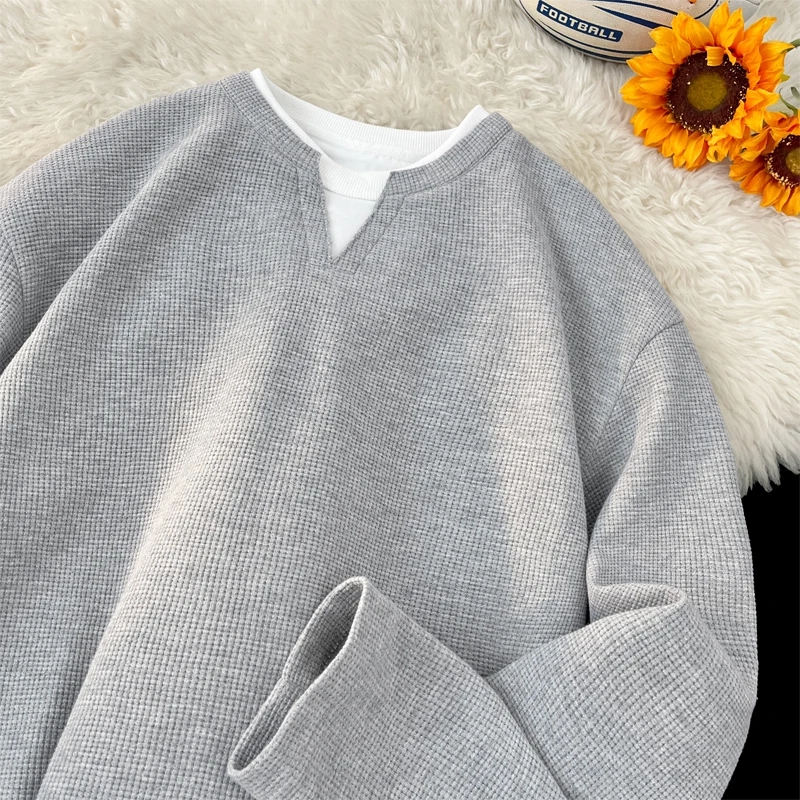 T-shirt décontracté pour homme en maille gaufrée, à effet superposé, manches longues, col en V à encoche, coupe ample, effet deux pièces, pour usage quotidien.