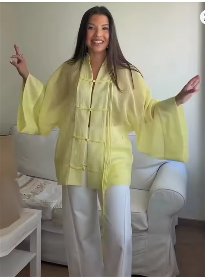 Chemisier Femme Été 2026 Nouvelle Collection Jaune Manches Longues avec Boutons Décoratifs Coupe Ample Idéal Plage et Vacances Élégance et Raffinement